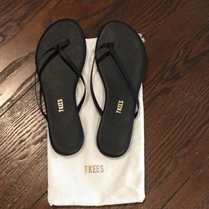 TKEES SANDALS